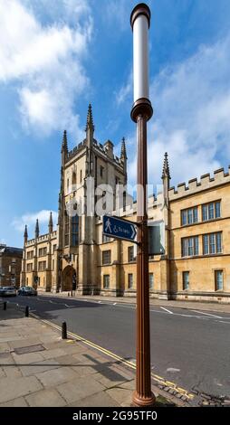 CAMBRIDGE ENGLAND TRUMPINGTON STREET RICHARDSON KERZEN STRASSENBELEUCHTUNG VOR DEM PITT-GEBÄUDE Stockfoto