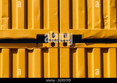 Abstraktes Bild von gestapelten gelben Transportbehältern im Sonnenlicht Stockfoto