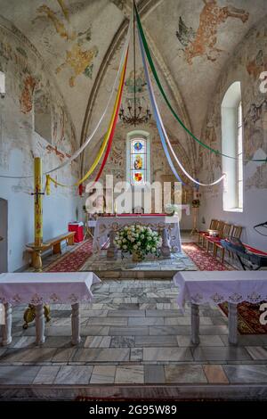 Strzelniki Gotische mittelalterliche kleine Dorfkirche Niederschlesien Polen mit Fresken aus dem 14. Jahrhundert Biblia pauperum Stockfoto