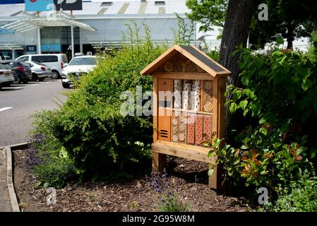 Ein Bienen- und Insektenhotel im Stadtzentrum von Southampton, das der Umwelt und der einheimischen Tierwelt helfen soll. Stockfoto