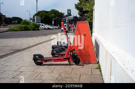 VOI-E-Scooter-Mietprogramm wird im Stadtzentrum von Southampton probeweise durchgeführt, um eine umweltfreundliche, nicht emissionsarme Art und Weise der Menschen zu erreichen, um durch die Stadt zu reisen. Stockfoto