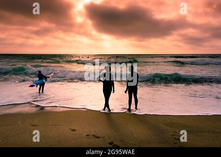 Mitglieder des Newquay Surf Lifesaving Club während einer Trainingseinheit am Fistral Beach in Newquay in Cornwall in Silhouette gesehen. Stockfoto