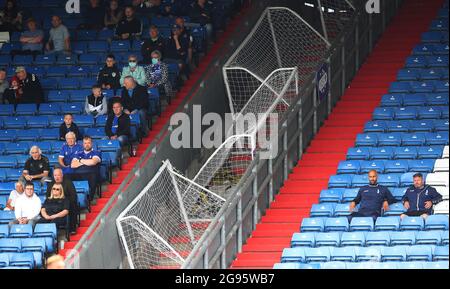 Oldham, England, 24. Juli 2021. Das Tor setzt sich während des Vorsaison-Freundschaftsspiels im Boundary Park, Oldham, zwischen den Sitzplätzen ein. Bildnachweis sollte lauten: Simon Bellis / Sportimage Stockfoto