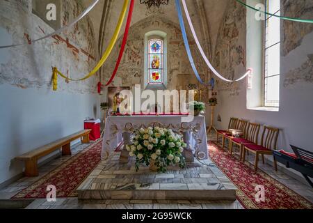 Strzelniki Gotische mittelalterliche kleine Dorfkirche Niederschlesien Polen mit Fresken aus dem 14. Jahrhundert Biblia pauperum Stockfoto