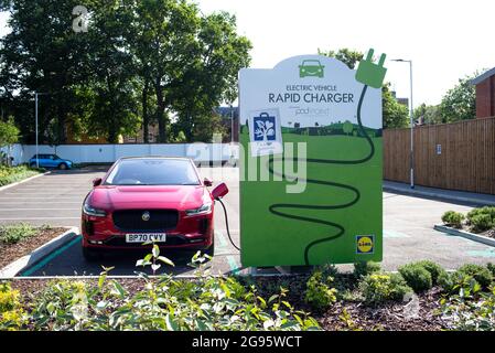 Ein jaguar Elektroauto, das am Lidl POD Point Schnellladegerät in einer Doppelautobucht im Supermarkt-Parkplatz in Southampton Hampshire UK aufgeladen wird Stockfoto