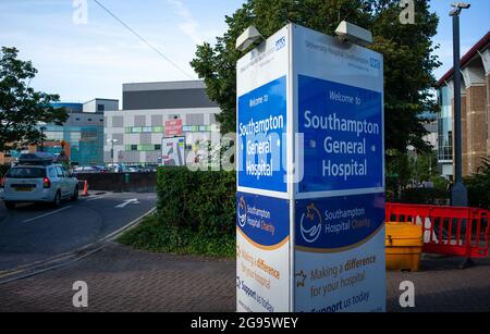 Allgemeine Ansicht des allgemeinen Krankenhauses von Southampton mit Beschilderung am Eingang der Hauptstraße der Tremona Road und dem Parkplatz. Stockfoto