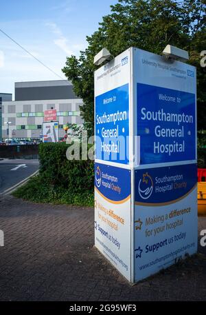 Allgemeine Ansicht des allgemeinen Krankenhauses von Southampton mit Beschilderung am Eingang der Hauptstraße der Tremona Road und dem Parkplatz. Stockfoto