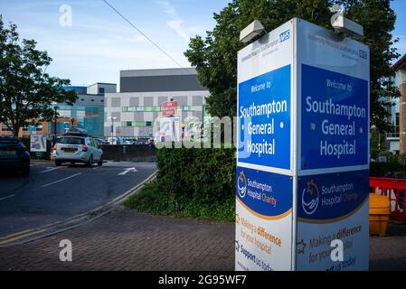 Allgemeine Ansicht des allgemeinen Krankenhauses von Southampton mit Beschilderung am Eingang der Hauptstraße der Tremona Road und dem Parkplatz. Stockfoto