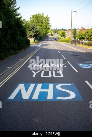 Vielen Dank NHS Schilder auf der Straße vor dem Southampton General Hospital Hampshire England gemalt. Stockfoto