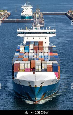 Containerschiff im Nord-Ostsee-Kanal Stockfoto