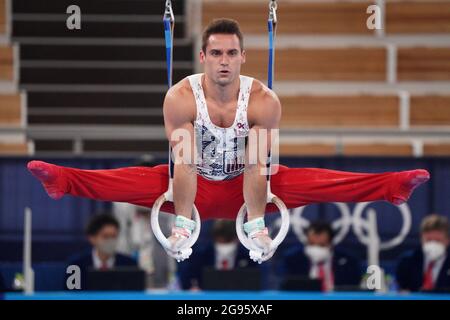 Tokio, Japan. Juli 2021. Samuel Mikulak vom Team United States führt seine Still Rings-Routine während des Vorwettbewerbs der Männerturnen im Ariake Gymnastik Center während der Olympischen Spiele in Tokio, Japan, am Samstag, den 24. Juli 2021, durch. Foto von Richard Ellis/UPI. Kredit: UPI/Alamy Live Nachrichten Stockfoto