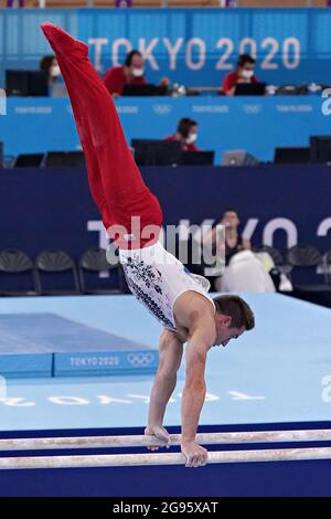 Tokio, Japan. Juli 2021. Samuel Mikulak vom Team United States führt seine parallele Barren-Routine am Samstag, den 24. Juli 2021, während des Vorwettbewerbs der Männerturnen im Ariake Gymnastik Center während der Olympischen Spiele in Tokio, Japan, durch. Foto von Richard Ellis/UPI. Kredit: UPI/Alamy Live Nachrichten Stockfoto