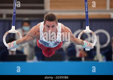 Tokio, Japan. Juli 2021. Samuel Mikulak vom Team United States führt seine Still Rings-Routine während des Vorwettbewerbs der Männerturnen im Ariake Gymnastik Center während der Olympischen Spiele in Tokio, Japan, am Samstag, den 24. Juli 2021, durch. Foto von Richard Ellis/UPI. Kredit: UPI/Alamy Live Nachrichten Stockfoto