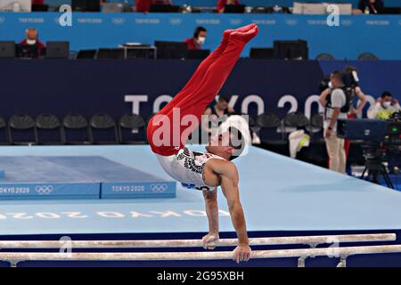 Tokio, Japan. Juli 2021. Samuel Mikulak vom Team United States führt seine parallele Barren-Routine am Samstag, den 24. Juli 2021, während des Vorwettbewerbs der Männerturnen im Ariake Gymnastik Center während der Olympischen Spiele in Tokio, Japan, durch. Foto von Richard Ellis/UPI. Kredit: UPI/Alamy Live Nachrichten Stockfoto