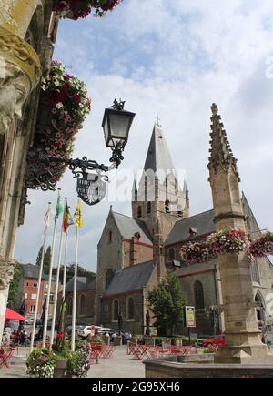 GERAARDSBERGEN, BELGIEN, 16. JULI 2021: Blick auf die St. Bartholomews Kirche und den Marktplatz im Zentrum von Geraardsbergen. Es ist eine Stadt in Ostflandern Stockfoto