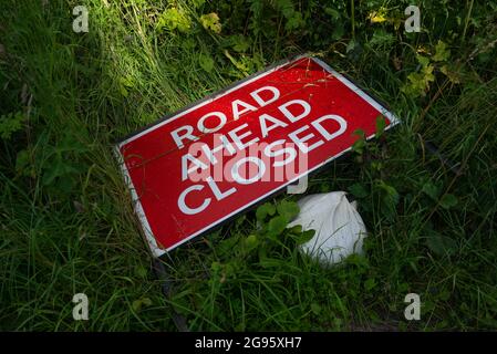 Straße vor geschlossenen Schild am Straßenrand gelegt, um verwendet werden, wenn die ford Straßenüberquerung Überschwemmungen nach starken Regenfällen, um Autofahrer zu stoppen. Stockfoto