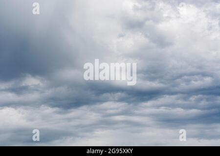 Dunkler und brüender Himmel. In unruhigen Zeiten, schlechten Zeiten, Kopf in Wolken, jede Wolke hat Silberlining, wirtschaftliche Sturmwolken, düstere Aussichten. Stockfoto