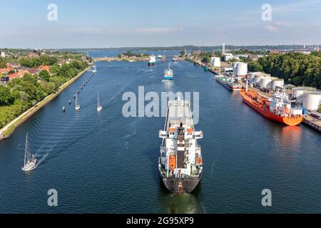 Schiffe im Kieler Kanal mit Holtenau-Schleusen im Hintergrund Stockfoto