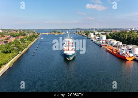 Schiffe im Kieler Kanal mit Holtenau-Schleusen im Hintergrund Stockfoto