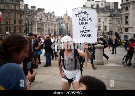 London, England, 24. Juli 2021. Demonstranten versammeln sich auf dem Londoner Trafalgar Square, um gegen die Politik der vergangenen Lockdown-Politik der Regierung zu protestieren und fordern die sofortige Aufhebung aller Maßnahmen zur Verhinderung weiterer Ausbrüche von COVID19. Kredit: Bruno Korbar / Alamy Stockfoto