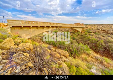 Eine alte veraltete Brücke über Canyon Diablo in der Geisterstadt Two Guns Arizona. Die Brücke ist Teil der alten Route 66, die verlassen wurde. Stockfoto