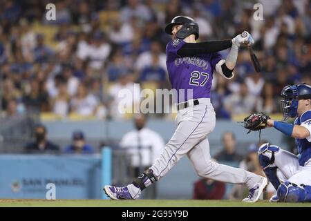 Los Angeles, Kalifornien. Juli 2021. Die Colorado Rockies Shortstop Trevor Story (27) Homers während des Spiels zwischen den Colorado Rockies und den Los Angeles Dodgers im Dodger Stadium in Los Angeles, CA. (Foto von Peter Joneleit). Kredit: csm/Alamy Live Nachrichten Stockfoto