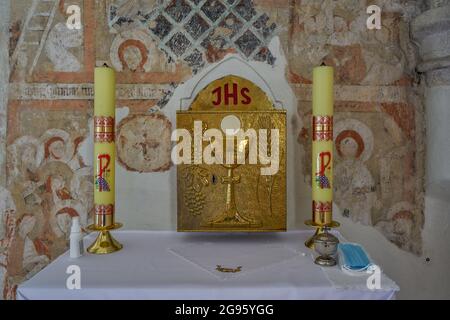 Strzelniki Gotische mittelalterliche kleine Dorfkirche Niederschlesien Polen mit Fresken aus dem 14. Jahrhundert Biblia pauperum Tabernakel Heiliger Sakrament Stockfoto