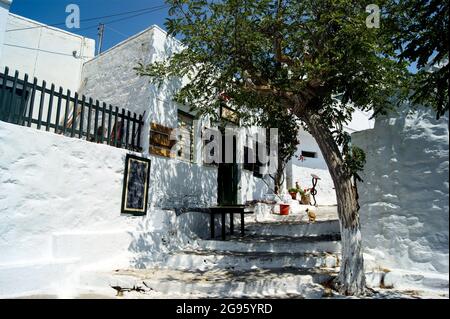 Amorgos / Griechenland / September 20 2011 : bezaubernder schattiger Dorfplatz im Herzen eines alten Dorfes auf der schönen griechischen Insel Amorgos in der Sonne Stockfoto