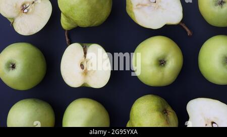 Ganze und schneiden Sie Äpfel und Birnen auf einem dunklen Hintergrund Stockfoto