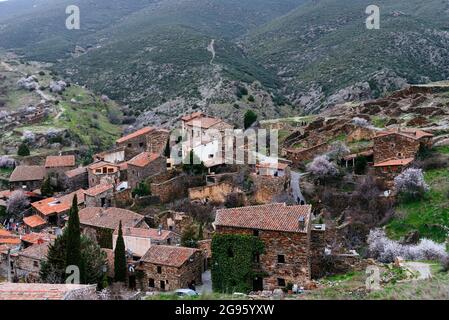 Panoramablick auf das antike und touristische Dorf Patones de Arriba, Madrid, Spanien. Schiefersteinarchitektur Stockfoto