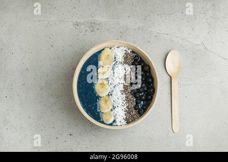 Hausgemachter Beerenmoothie in einer Holzschüssel Stockfoto
