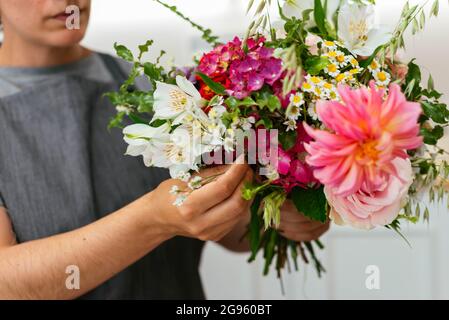 Crop weibliche Floristin Vorbereitung eines Strauß Blumen Stockfoto