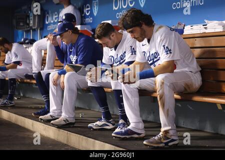 Los Angeles, Kalifornien. Juli 2021. Dodger-Spieler überprüfen während des Spiels zwischen den Colorado Rockies und den Los Angeles Dodgers im Dodger Stadium in Los Angeles, CA, ihre Gerätepads im Dugout. (Foto von Peter Joneleit). Kredit: csm/Alamy Live Nachrichten Stockfoto