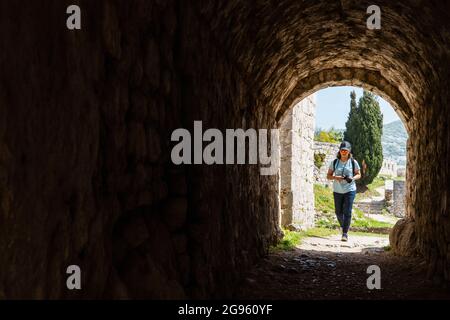 Frau, die die Festung von Klis in Kroatien erkundet Stockfoto