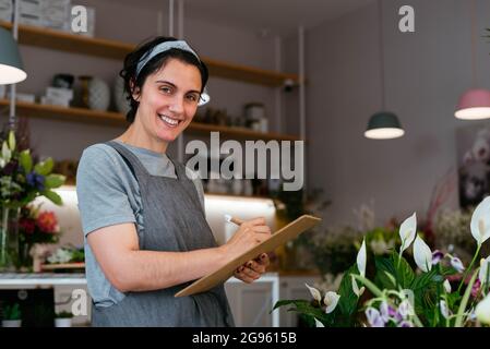 Porträt einer jungen Floristin, die in ihrem Geschäft arbeitet Stockfoto