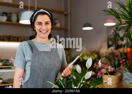 Porträt einer jungen Floristin, die in ihrem Geschäft arbeitet Stockfoto