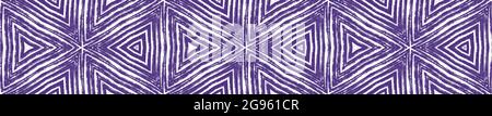 Nahtlose Bordüre mit Chevron-Streifen. Lila symmetrischer Kaleidoskop-Hintergrund. Geometrisches Chevron-Streifen-Muster. Wunderschöne dekorative Design-Element für Stockfoto