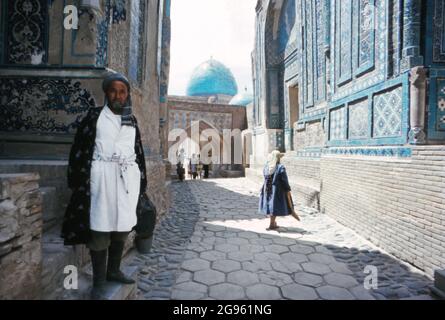 Shah-i-Zinda Necropolis, Porträt eines Mannes und architektonische Details, 1967 Stockfoto