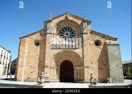 Spanien, die historische Stadt Avila. Direkt vor der Stadtmauer. Die alte Kirche des Apostels Petrus. Ein einfaches und elegantes Gebäude. Rosenfenster, Stockfoto