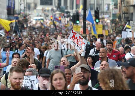 London, England, Großbritannien. Juli 2021. Anti-Blockade- und Anti-Impfstoff-Demonstranten marschieren in der „weltweiten Kundgebung für freedomâ“ durch Londons Whitehall (Foto: © Tayfun Salci/ZUMA Press Wire) Stockfoto