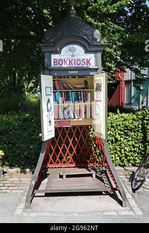 Sigtuna, Schweden. Juli 2021. Tägliches Leben und Tourismus in der Stadt Sigtuna am Samstag. Viele schwedische Touristen zu Hause während der Corona-Pandemie. Bild eines alten Telefonkiosks, der in einen Buchkiosks umgewandelt wurde. Quelle: Jeppe Gustafsson/Alamy Live News Stockfoto