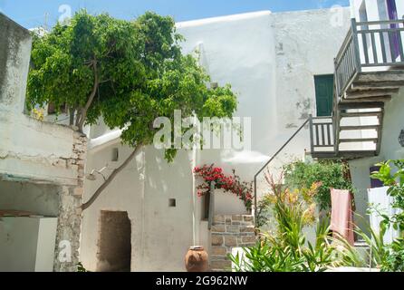 Traditionelle Dorfhäuser auf der schönen griechischen Insel Folegandros. Bild aufgenommen im historischen Kastro. Dies war ein Gebiet der Inselkapit Stockfoto