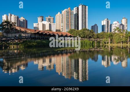 Wohngebäude spiegeln sich im Wasser des öffentlichen Parks in Curitiba City, Brasilien Stockfoto