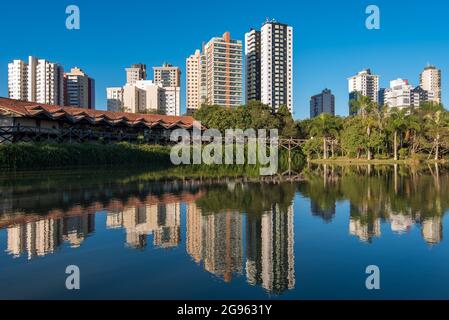 Wohngebäude spiegeln sich im Wasser des öffentlichen Parks in Curitiba City, Brasilien Stockfoto