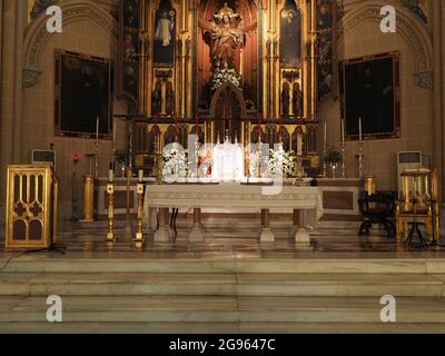 MALAGA, SPANIEN am 2019. APRIL: Alter Altar der heiligen Herzkirche aus dem 20. Jahrhundert in der europäischen Stadt in der Region Andalusien. Stockfoto