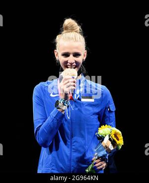 Medaillenzeremonie épée einzelne Frauen, Katrina LEHIS (EST), 3. Platz, Bronzemedaille, Bronzemedaille, Bronzemedaillengewinnerin, Bronzemedaillengewinnerin, Jubel, Jubel, Freude, Cheers, Fechten, einzelne epee-Frauen, Frauen-epee-Einzelperson am 24. Juli 2021 Olympische Sommerspiele 2020, ab 23.07. - 08.08.2021 in Tokio/Japan. Stockfoto