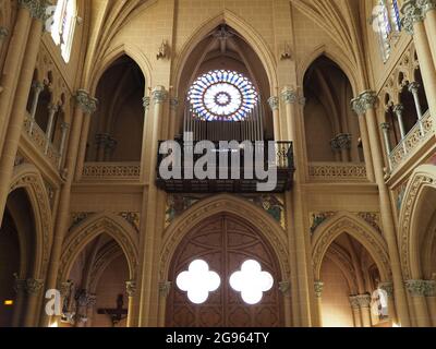 MALAGA, SPANIEN am 2019. APRIL: Rückseite des Hauptschiffes in der Kirche des heiligen Herzens aus dem 20. Jahrhundert in der europäischen Stadt in der Region Andalusien. Stockfoto