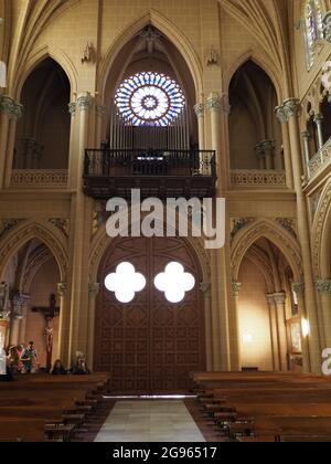 MALAGA, SPANIEN am 2019. APRIL: Rückseite des Hauptschiffes in der Kirche des heiligen Herzens aus dem 20. Jahrhundert in der europäischen Stadt in der Region Andalusien - vertikal Stockfoto