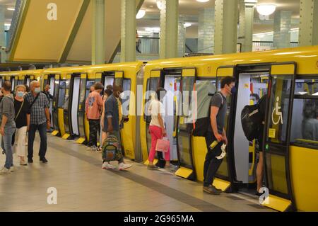 U-Bahnhof Alexanderplatz - Berlin, Deutschland - 23. Juli 2021. Stockfoto