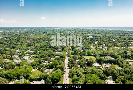 Luftaufnahme der Hill Street in Richtung Osten in Southampton, NY Stockfoto